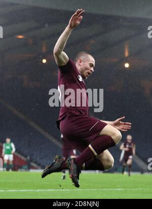 Hearts' Craig Wighton feiert das erste Tor seines Spielers während des Halbfinalspiels des William Hill Scottish Cup in Hampden Park, Glasgow. Stockfoto