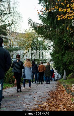 Banska Bystrica, Slowakei, 31. Oktober 2020: Menschen warten in der Schlange auf einen Covid-19-Antigen-Test. Öffentliche Massenversuche in der Slowakei. Landesweites Coronavirus Stockfoto