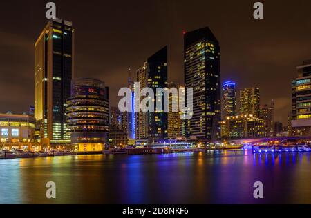 DUBAI, VAE - 25. MÄRZ 2017: Die Nacht in Marina. Stockfoto