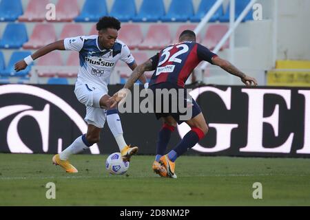 Crotone, Italien. Oktober 2020. Johan Mojica (Atalanta BC) und Pedro Pereira (Crotone FC)/LM Credit: Emmanuele Mastrodonato/LPS/ZUMA Wire/Alamy Live News Stockfoto