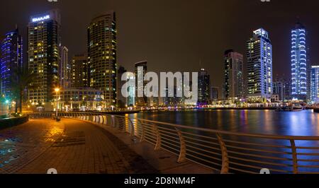 DUBAI, VAE - 25. MÄRZ 2017: Die Nacht in Marina. Stockfoto