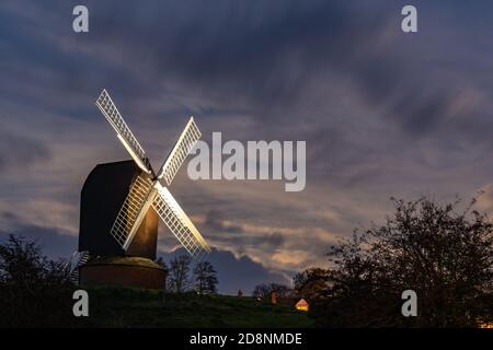 Brill, Buckinghamshire, Großbritannien. 31. Oktober 2020. Blauer Mond. Der blaue Mond steigt in der Nähe von Brill Windmill in der Halloween-Nacht auf. Der blaue Mond ist der zweite Vollmond in einem Monat. In der letzten Minute kamen Wolken herein, die einen klaren Aufstieg verhinderten. Kredit: Sidney Bruere/Alamy Live Nachrichten Stockfoto