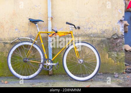 Vintage Fahrrad auf dem Hintergrund einer alten Wand Stockfoto