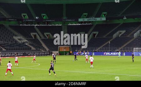 Stadt Monchengladbach, Deutschland. 01st Nov, 2020. firo: 31.10.2020, Fußball, 1.Bundesliga, Saison 2020/2021, Borussia Monchengladbach, Gladbach - RB Red Bull Leipzig Geisterspiel, leer, leere Sitze, Reichweite, Tribüne, Stadion, Block, innen, Nutzung weltweit Credit: dpa/Alamy Live News Stockfoto