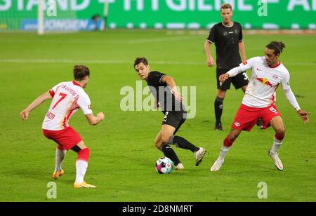 Stadt Monchengladbach, Deutschland. 31. Okt 2020. firo: 31.10.2020, Fußball, 1. Bundesliga, Saison 2020/2021, Borussia Monchengladbach, Gladbach - RB Red Bull Leipzig Duelle, Duell, RB Yussuf Poulsen, RB Marcel Sabitzer, BMG Florian Neuhaus, zur weltweiten Nutzung Quelle: dpa/Alamy Live News Stockfoto