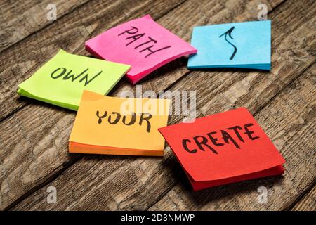 Erstellen Sie Ihren eigenen Weg inspirierender Text - Handschrift auf klebrigen Erinnerungsnotizen gegen rustikales Holz, Lifestyle, Karriere und persönliches Entwicklungskonzept Stockfoto