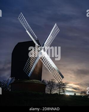 Brill, Buckinghamshire, Großbritannien. 31. Oktober 2020. Blauer Mond. Der blaue Mond steigt in der Nähe von Brill Windmill in der Halloween-Nacht auf. Der blaue Mond ist der zweite Vollmond in einem Monat. In der letzten Minute kamen Wolken herein, die einen klaren Aufstieg verhinderten. Kredit: Sidney Bruere/Alamy Live Nachrichten Stockfoto