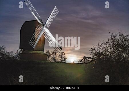 Brill, Buckinghamshire, Großbritannien. 31. Oktober 2020. Blauer Mond. Der blaue Mond steigt in der Nähe von Brill Windmill in der Halloween-Nacht auf. Der blaue Mond ist der zweite Vollmond in einem Monat. In der letzten Minute kamen Wolken herein, die einen klaren Aufstieg verhinderten. Kredit: Sidney Bruere/Alamy Live Nachrichten Stockfoto