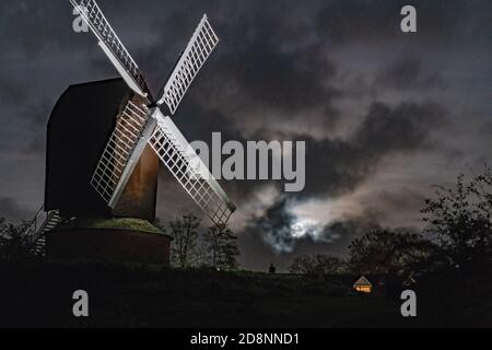 Brill, Buckinghamshire, Großbritannien. 31. Oktober 2020. Blauer Mond. Der blaue Mond steigt in der Nähe von Brill Windmill in der Halloween-Nacht auf. Der blaue Mond ist der zweite Vollmond in einem Monat. In der letzten Minute kamen Wolken herein, die einen klaren Aufstieg verhinderten. Kredit: Sidney Bruere/Alamy Live Nachrichten Stockfoto