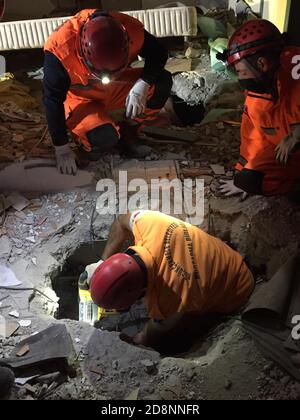 Provinz Izmir, Türkei. Oktober 2020. Rettungskräfte arbeiten am 31. Oktober 2020 an einem Ort eines eingestürzten Gebäudes nach einem Erdbeben in der türkischen Provinz Izmir. Der türkische Gesundheitsminister Fahrettin Koca sagte am Samstag, dass die Zahl der Todesopfer beim starken Erdbeben, das die westliche Provinz Izmir in der Türkei getroffen hat, auf 35 gestiegen sei. (Xinhua) Quelle: Xinhua/Alamy Live News Stockfoto