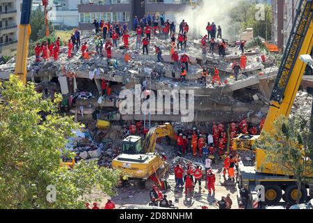 Provinz Izmir, Türkei. Oktober 2020. Rettungskräfte arbeiten am 31. Oktober 2020 an einem Ort eines eingestürzten Gebäudes nach einem Erdbeben in der türkischen Provinz Izmir. Der türkische Gesundheitsminister Fahrettin Koca sagte am Samstag, dass die Zahl der Todesopfer beim starken Erdbeben, das die westliche Provinz Izmir in der Türkei getroffen hat, auf 35 gestiegen sei. (Xinhua) Quelle: Xinhua/Alamy Live News Stockfoto