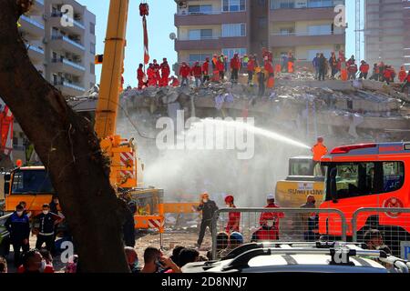 Provinz Izmir, Türkei. Oktober 2020. Rettungskräfte arbeiten am 31. Oktober 2020 an einem Ort eines eingestürzten Gebäudes nach einem Erdbeben in der türkischen Provinz Izmir. Der türkische Gesundheitsminister Fahrettin Koca sagte am Samstag, dass die Zahl der Todesopfer beim starken Erdbeben, das die westliche Provinz Izmir in der Türkei getroffen hat, auf 35 gestiegen sei. (Xinhua) Quelle: Xinhua/Alamy Live News Stockfoto