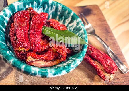 Ein kleiner sizilianischer Lemmo voller getrockneter San Marzano Tomaten Stockfoto