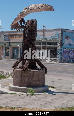 Dorris, CA, USA, 09. Juli 2020. Geschäftsgebäude und Adlerstatue in der kleinen Stadt Dorris, mit dem A Slice of Heaven Café. Dieses kleine t Stockfoto