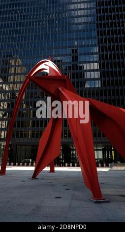 Die Flamingo-Skulptur, die vom amerikanischen Künstler A. Calder geschaffen wurde, ist eine 53 Meter hohe stabile Skulptur, die sich am Federal Plaza in Chicago, Illinois, befindet Stockfoto