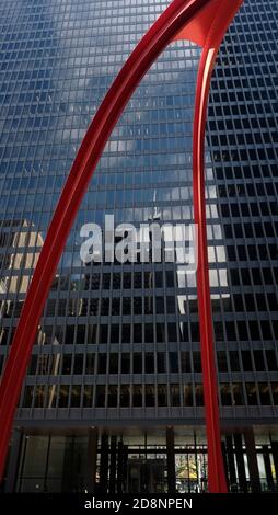 Die Flamingo-Skulptur, die vom amerikanischen Künstler A. Calder geschaffen wurde, ist eine 53 Meter hohe stabile Skulptur, die sich am Federal Plaza in Chicago, Illinois, befindet Stockfoto