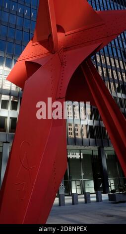 Die Flamingo-Skulptur, die vom amerikanischen Künstler A. Calder geschaffen wurde, ist eine 53 Meter hohe stabile Skulptur, die sich am Federal Plaza in Chicago, Illinois, befindet Stockfoto