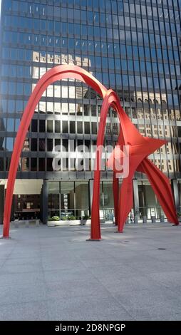 Die Flamingo-Skulptur, die vom amerikanischen Künstler A. Calder geschaffen wurde, ist eine 53 Meter hohe stabile Skulptur, die sich am Federal Plaza in Chicago, Illinois, befindet Stockfoto