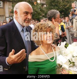 Prag, Tschechische Republik. August 2003. ***DATEI FOTO*** der britische Schauspieler Sean Connery und seine Frau Micheline Roquebrune kommen am Dienstag, den 11. August 2003, in das Prager Kino Slovansky Dum, um an der Europa-Premiere seines neuesten Films "The League of Extraordinary Gentlemen" teilzunehmen. Der schottische Schauspieler Sean Connery, der von vielen als der beste James Bond angesehen wird, ist am Samstag, dem 31. Oktober 2020, im Alter von 90 Jahren gestorben, wie seine Familie mitteilte. Kredit: Michal Dolezal/CTK Foto/Alamy Live Nachrichten Stockfoto