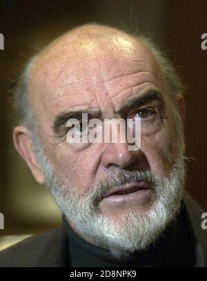 Prag, Tschechische Republik. Juli 2002. ***DATEI FOTO*** der schottische Schauspieler Sean Connery hat am Samstag, den 13. Juli 2002, den Preis für besondere künstlerische Beiträge zum Weltkino übernommen, den ihm die Organisatoren des Internationalen Filmfestivals Karlovy Vary in Prag verliehen haben. Der schottische Schauspieler Sean Connery, der von vielen als der beste James Bond angesehen wird, ist am Samstag, dem 31. Oktober 2020, im Alter von 90 Jahren gestorben, wie seine Familie mitteilte. Kredit: Michal Dolezal/CTK Foto/Alamy Live Nachrichten Stockfoto