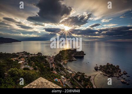 Sonnenaufgang auf der Bucht von Taormina, Isola Bella. Sonnenlicht auf dem Meer. Insel Sizilien. Italien. Europa. Stockfoto