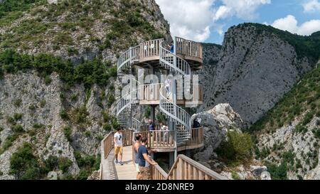 Valla Canyon, Kastamonu - August 2020: Touristen auf der Aussichtsterrasse auf der Spitze des Valla Canyon in Kure Berge, Pinarbasi, Kastamonu, Türkei Stockfoto