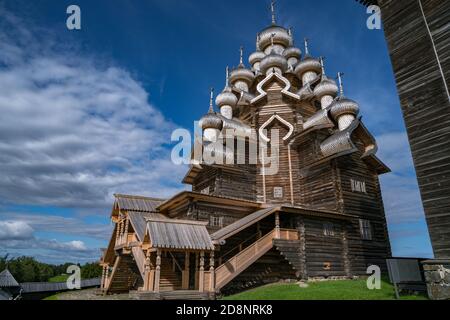 Holzkirche der Verklärung in Kizhi Pogost, Karelien, Russland Stockfoto