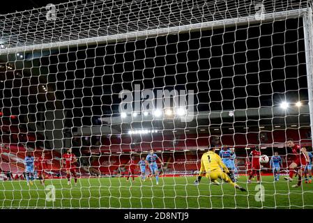 Der Liverpooler Diogo Jota (rechts) erzielt das zweite Tor seines Spielers während des Premier-League-Spiels in Anfield, Liverpool. Stockfoto