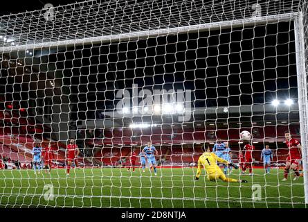 Der Liverpooler Diogo Jota (rechts) erzielt das zweite Tor seines Spielers während des Premier-League-Spiels in Anfield, Liverpool. Stockfoto