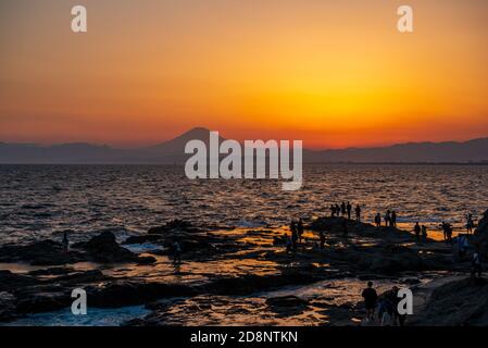 Sonnenuntergang mit Mt. Fuji von Enoshima aus gesehen, Japan Stockfoto