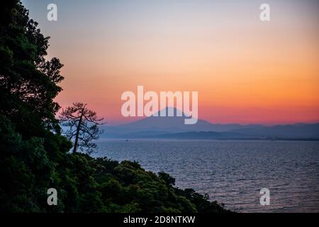 Sonnenuntergang mit Mt. Fuji von Enoshima aus gesehen, Japan Stockfoto