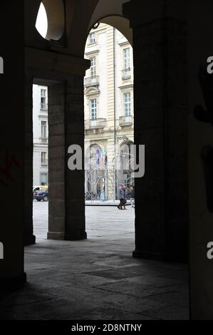 Unter der Kolonnade Stockfoto