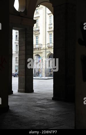 Unter der Kolonnade Stockfoto