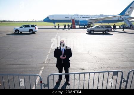 Ewing, New Jersey, USA. 31. Oktober 2020: Ein US-Geheimdienst-Agent steht zur Verfügung, als er darauf wartet, dass US-Präsident Donald J. Trump und Air Force One vom Trenton Mercer Airport in Ewing abreisen, N. J. Trump kämpft in mehreren Städten in Pennsylvania, einschließlich Butler und Reading, PA Credit: Brian Branch Price/ZUMA Wire/Alamy Live News Credit: ZUMA Press, Inc./Alamy Live News Stockfoto