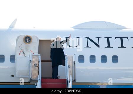 Ewing, New Jersey, USA. 31. Oktober 2020: US-Präsident Donald J. Trump winkt, als er Trenton Mercer Airport in Ewing, New Jersey nach einem Wahlkampfstopp in der Nähe von Newtown PA verlässt. Trump wird auch n mehrere Städte in Pennsylvania einschließlich Butler und Reading, PA Credit: Brian Branch Price/ZUMA Wire/Alamy Live News Credit: ZUMA Press, Inc./Alamy Live News Stockfoto