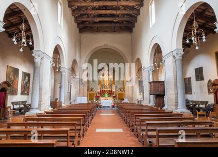 RAVENNA, ITALIEN - 28. JANUAR 2020: Das Kirchenschiff der Kirche Chiesa di Santa Maria Maggiore. Stockfoto