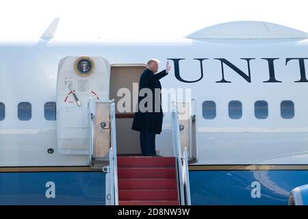 Ewing, New Jersey, USA. 31. Oktober 2020: US-Präsident Donald J. Trump kommt am Trenton Mercer Airport in Ewing, New Jersey nach einem Wahlkampfstopp in der Nähe von Newtown PA an. Trump wird auch n mehrere Städte in Pennsylvania einschließlich Butler und Reading, PA Credit: Brian Branch Price/ZUMA Wire/Alamy Live News Credit: ZUMA Press, Inc./Alamy Live News Stockfoto