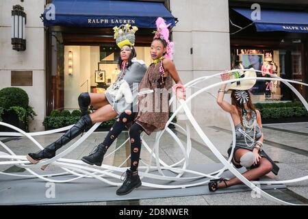London, Großbritannien. 24. Oktober 2020. Models nehmen an einer Flash Mob Modenschau in Mayfair für den Designer Pierre Garroudi Teil. Quelle: Waldemar Sikora Stockfoto