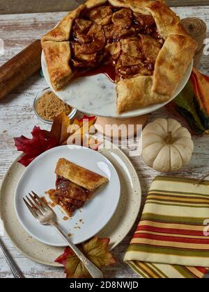 Rustikale Apfelkuchen auf weiß getünchtes Holz Stockfoto