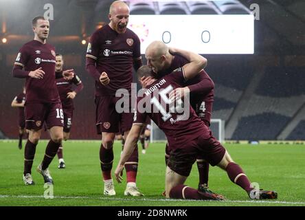 Hearts' Craig Wighton (Mitte) feiert das erste Tor seiner Mannschaft mit Teamkollegen während des Halbfinalspiels des William Hill Scottish Cup in Hampden Park, Glasgow. Stockfoto