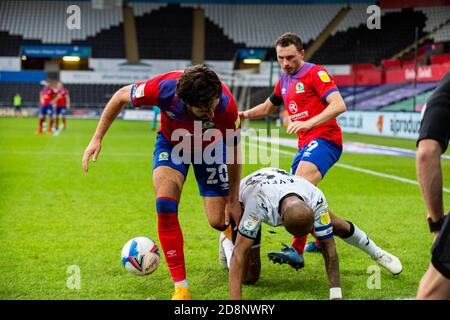 Swansea, Großbritannien. Oktober 2020. André Aiew von Swansea City (C) wird von Ben Brereton von Blackburn Rovers (L) gefoult. EFL Skybet Championship match, Swansea City gegen Blackburn Rovers im Liberty Stadium in Swansea am Samstag, 31. Oktober 2020. Dieses Bild darf nur für redaktionelle Zwecke verwendet werden. Nur redaktionelle Verwendung, Lizenz für kommerzielle Nutzung erforderlich. Keine Verwendung in Wetten, Spiele oder ein einzelner Club / Liga / Spieler Publikationen. PIC von Lewis Mitchell / Andrew Orchard Sport Fotografie / Alamy Live News Kredit: Andrew Orchard Sport Fotografie / Alamy Live News Stockfoto