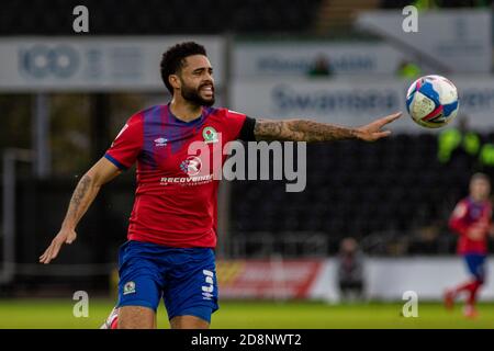 Swansea, Großbritannien. Oktober 2020. Derrick Williams von Blackburn Rovers in Aktion gegen Swansea City. EFL Skybet Championship match, Swansea City gegen Blackburn Rovers im Liberty Stadium in Swansea am Samstag, 31. Oktober 2020. Dieses Bild darf nur für redaktionelle Zwecke verwendet werden. Nur redaktionelle Verwendung, Lizenz für kommerzielle Nutzung erforderlich. Keine Verwendung in Wetten, Spiele oder ein einzelner Club / Liga / Spieler Publikationen. PIC von Lewis Mitchell / Andrew Orchard Sport Fotografie / Alamy Live News Kredit: Andrew Orchard Sport Fotografie / Alamy Live News Stockfoto