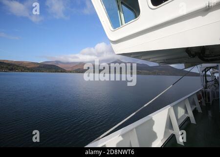 Isle of Arran, Ayrshire, Schottland, UK.Caledonian MacBrayne Ferry MV Caledonian Isles nähert sich Brodick Pier mit Blick auf Arran & goatfell Stockfoto