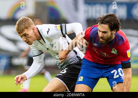 Swansea, Großbritannien. Oktober 2020. Ben Brereton von Blackburn Rovers (R) zieht Jay Fulton (L) von Swansea Citys Hemd. EFL Skybet Championship match, Swansea City gegen Blackburn Rovers im Liberty Stadium in Swansea am Samstag, 31. Oktober 2020. Dieses Bild darf nur für redaktionelle Zwecke verwendet werden. Nur redaktionelle Verwendung, Lizenz für kommerzielle Nutzung erforderlich. Keine Verwendung in Wetten, Spiele oder ein einzelner Club / Liga / Spieler Publikationen. PIC von Lewis Mitchell / Andrew Orchard Sport Fotografie / Alamy Live News Kredit: Andrew Orchard Sport Fotografie / Alamy Live News Stockfoto