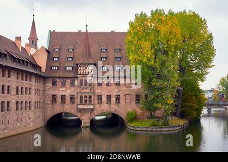 NÜRNBERG, DEUTSCHLAND - OKTOBER 18 2020:Heilig-Geist-Spital in der Herbstsaison, Pegnitz Stockfoto