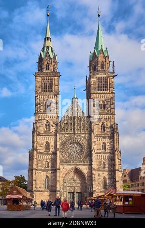 NÜRNBERG, DEUTSCHLAND - OKTOBER 18 2020: St. Lorenz Kirche, Menschen passieren (St. Lawrence), gotische Kirche Stockfoto