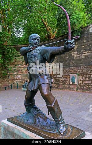 Berühmte Robin Hood Statue in Nottingham Castle, der Bogenschütze, Bronze, Bogen, Pfeil, 1952 Stockfoto