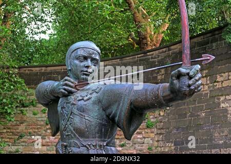 Berühmte Robin Hood Statue in Nottingham Castle, der Bogenschütze, Bronze, Bogen, Pfeil, 1952 Stockfoto