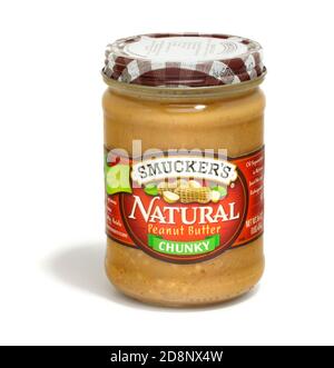 Glas von Smucker's natürliche klobige Erdnussbutter verteilt auf fotografiert Ein weißer Hintergrund Stockfoto