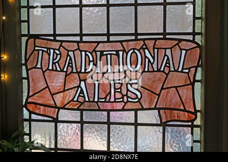 Traditionelles Ales, Glasmalerei, in einer Bar/Kneipe, Nottingham, Stadtzentrum, Nottinghamshire, England, Großbritannien